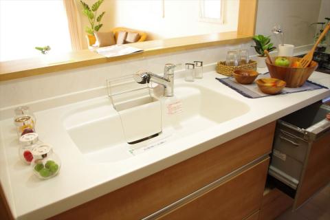 キッチンは人工大理石を使用しています。