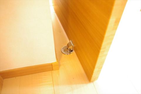 ドアストッパーはマグネット式。