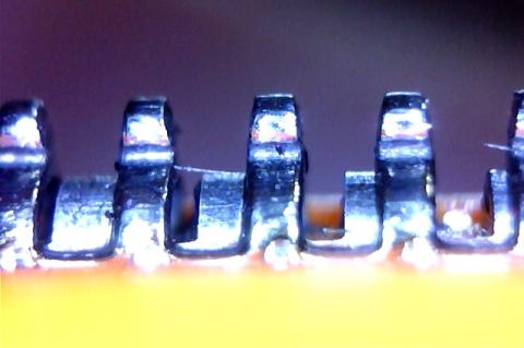 上半分は丸いコーム 下半分に溝と、往復するシリンダー