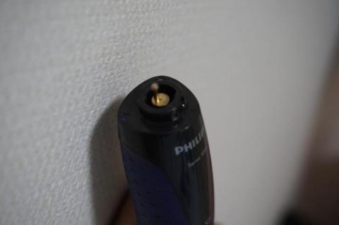 トリマーヘッドを45°ほど回転させると外すことができます