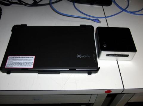 コンパクトなOn-Lap 1102H V2と比べてもNUCはさらに小さい