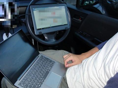 ノートPCと組み合わせると、ハンドルのところに据えるといい感じ