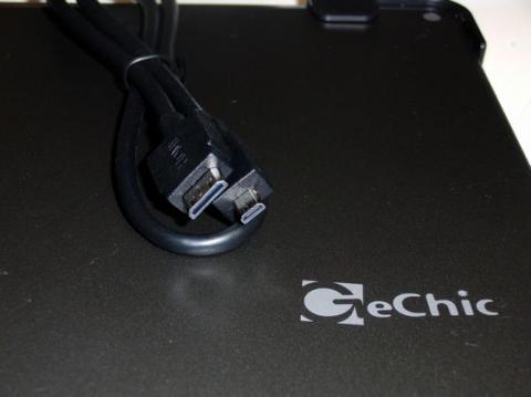 付属のMini HDMI→Micro HDMIケーブルでつなぎます