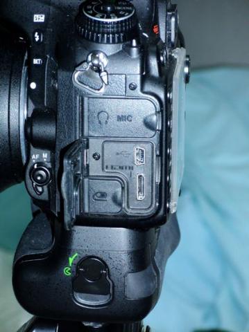 カメラ側にMini HDMIをつなぎ、