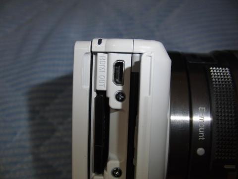 本体サイドにはmicroHDMI出力端子があります