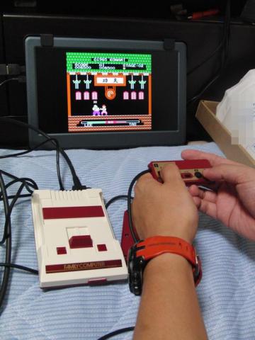 結局やや冷たい視線を感じながら枕もとでミニファミコンのプレイの様子を撮ってもらいました。。