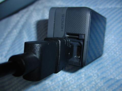 HDMI to microHDMI変換アダプタをかませて接続します