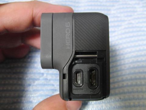 GoPro6 HERO横には、microHDMI出力があります