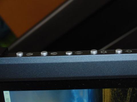 真ん中のボタンが常に下がった状態に。。。