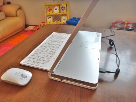 PCモードを横から。L字のディスプレイが斬新。