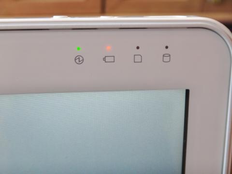 ステータス表示。左から2番目がバッテリーの充電中
