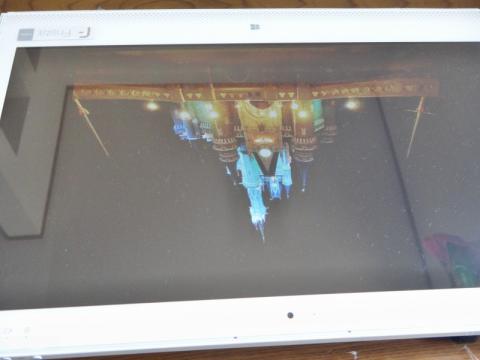 液晶を反対側から見ても、きれいに見えます