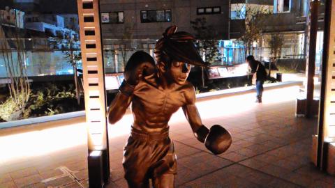 ローライトモードで撮影した写真。大泉学園駅に新設された大泉アニメゲートより矢吹ジョーのオブジェ