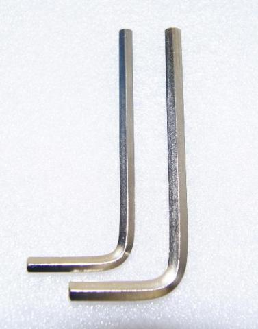 右がレンチ(大)、左はレンチ(小)