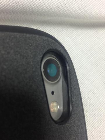 カメラ部分もレンズよりケースの方が出っ張っているので傷が着きません。