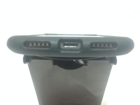 下の部分はスピーカー、充電部分は穴が開いています。
