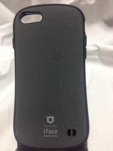 カメラ部分は干渉しないように穴が開いています。そして右下にはストラップホールが付いています。