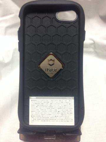 凹凸が端末への衝撃を吸収。