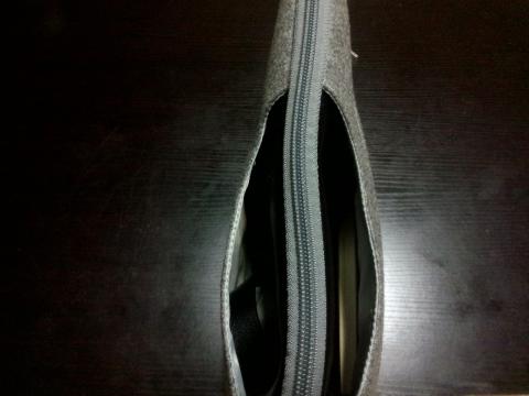 取手をバッグに隠す状態