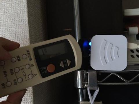 リモコンを実際に覚えさせているところ