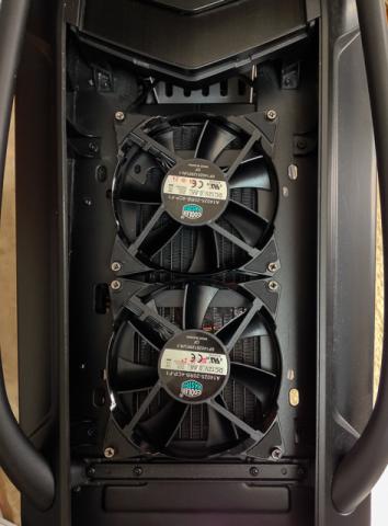 そこで天板の上に14cmファンを取り付ける事で凌ぎました……