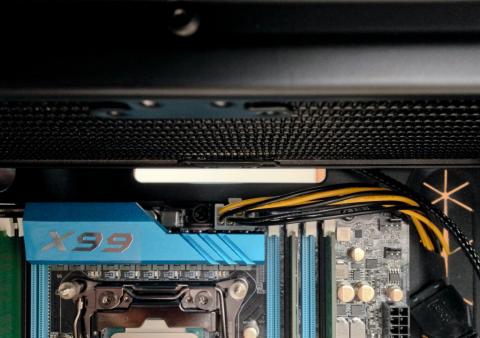 COSMOS IIだとマザボとラジエータ間のスペースが狭くてファンが取り付けられません。