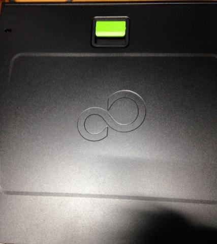 サイドパネルは富士通エンブレムの押し刻印が!良いですね~