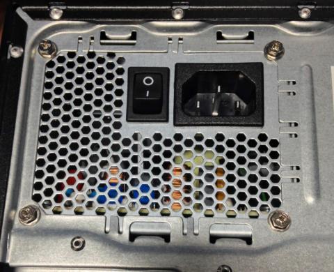 残念ながら電源はATX電源ではなくメーカー独自仕様のものの模様