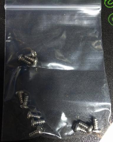 シャーシ固定用ネジ、12個あるはずが……1個足りない!? まさかの欠品か。