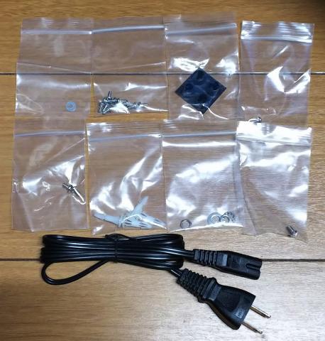 ワッシャ、ねじ、ゴム足、樹脂製ステー、電源コード です。