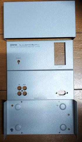 ケースはスチール製に梨地塗装ですね。やや灰色寄りのホワイトをベースにキラキラ系のシルバーパウダーをまぶして仕上げた感じです。