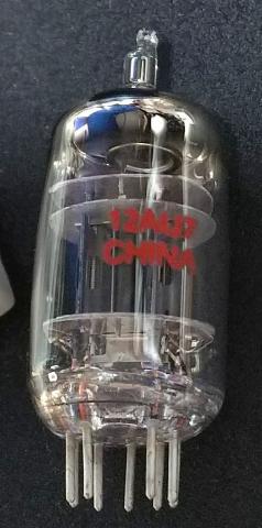 中華製12AU7ですね。球の差し替えも楽しめるかな?