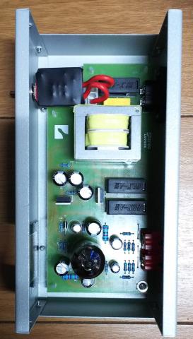 組み立て自体は簡単なんだが、シャシーのネジ受け穴がタップ切ってないのには閉口する。気を付けてはいたがそれでも一個ネジ穴がバカになってしまった。