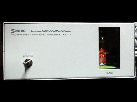 聴き入っている……