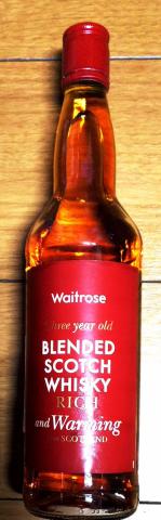 イオン系スーパーで入手 Waitrose Three year old BLENDED SCOTCH WHISKY RICH and Warming from SCOTLAND 3年熟成スコッチ 香りはプリンカラメル様だが、飲みごたえのあるモルトを使っていて美味しいです。ストレート、ロックで満足感高し。 ノンエイジ物に不満がある人にオススメ。お買得!