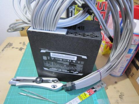 太さが倍以上になり、別に24Pin出口を設ける