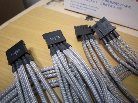4Pinは導電性のあるノイズシールドだったりします