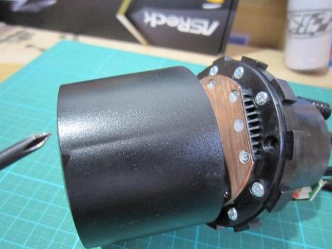 線が見える2箇所のネジでカバーが外れる