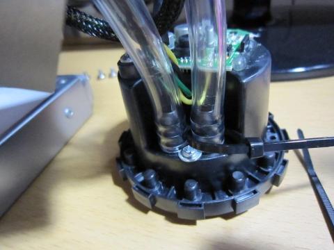 長いチューブに換装し、タイで固定