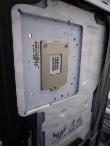 マザーボード付属のプレートと