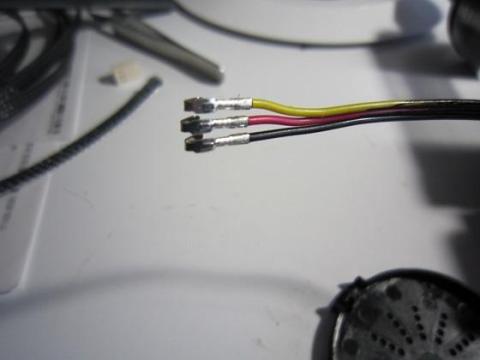 黄色や赤色が透けないように、マジックで配線を黒にしています。