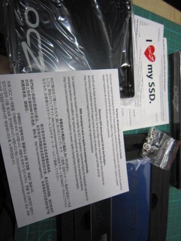 ネジや取説などの付属品(画像を横に直せない~)