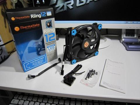 Low-Noise Cable、ペリフェラル給電ケーブル、Fan取付ネジ2種、取扱説明書