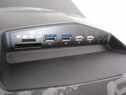 カードリーダーなど便利な機能を搭載