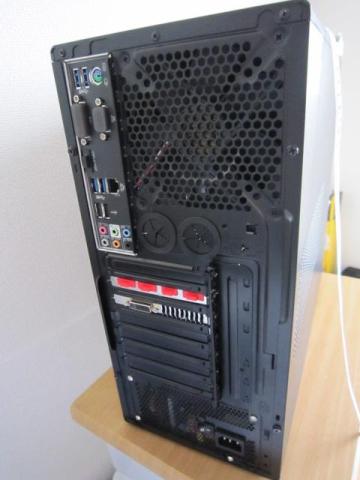 背面はメッシュが少なく音漏れ防止効果がありそうです