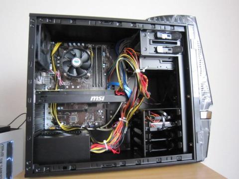 内部、電源も黒 統一感があります