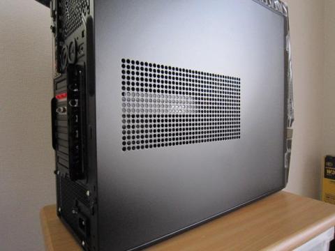 しかしながらサイドパネルには大きなメッシュ加工が