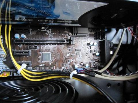 Z170A PC MATEに似ていますが、PCIスロットはありません。