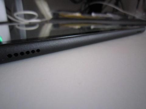 左にあるスピーカーの穴 右側にもありました