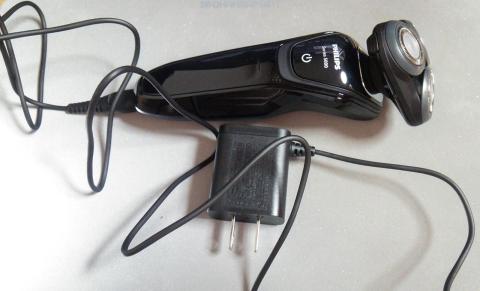 専用のケーブルで充電